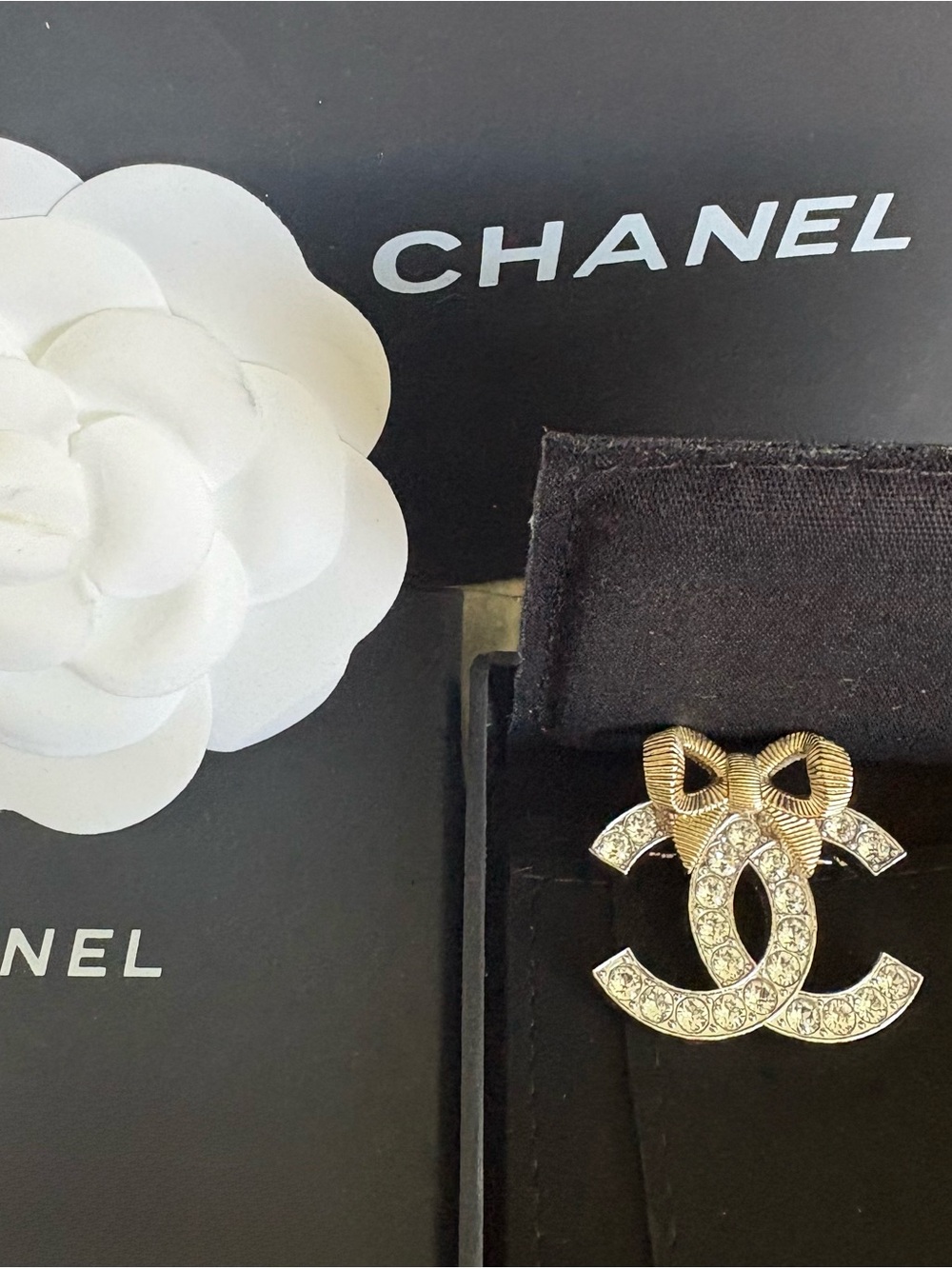100% Authentic RARE CHANEL Gold Tone Crystal CC Logo Brooch Gold Bow Box Dust B - Picture 6 of 12